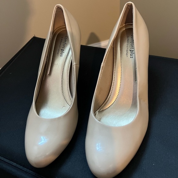 Comfort Plus size 9W nude heels
